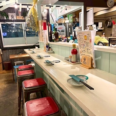 全国から厳選した日本酒や様々なお酒のボトルがズラリと並ぶ、賑やかなバーカウンター席です。全8席あり、お一人様はもちろん、カップルでのデート利用にもおすすめ♪カウンター越しで料理を仕上げる様子を楽しめるのもカウンターならではの醍醐味です◎お好みの1杯を片手に、大人の隠れ家のような空間で素敵な夜を。