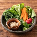 発酵酒粕バーニャカウダー◆オリジナルソースは、酒粕の甘さと舞茸のコクが合わさった奥深い味わい。