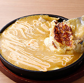 おひとり様でも気軽に立ち寄りやすいカウンター席には、ふかふかとしたクッション性の高い椅子を使用しております。座り心地が非常に良く、長時間の滞在でも腰に負担がかかりにくいため、ゆったりとお寛ぎいただけます。
