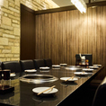 店内最奥にあるVIPルームは特別感満載!!ドア付き完全個室は12名様×2室。半個室は2名様～。黒の木目と白石の壁が織りなすシックな雰囲気に加え、敷かれた絨毯が銀座ならではの雰囲気に！接待や会食、商談の場などビジネス利用はもちろんのこと、節目の記念日等でのご利用にもオススメです。※個室料金としてお会計10％