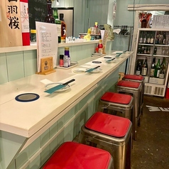 パッと目を引く赤いスツールが印象的なカウンター席。温かみのある照明が空間を包み込み、どこかホッとするような居心地の良さを感じさせてくれます◎一人でゆっくりと自分時間を楽しむのはもちろん、お隣同士で会話を弾ませるのも素敵です♪お洒落なインテリアに囲まれながら、こだわりの逸品をじっくりご堪能ください。