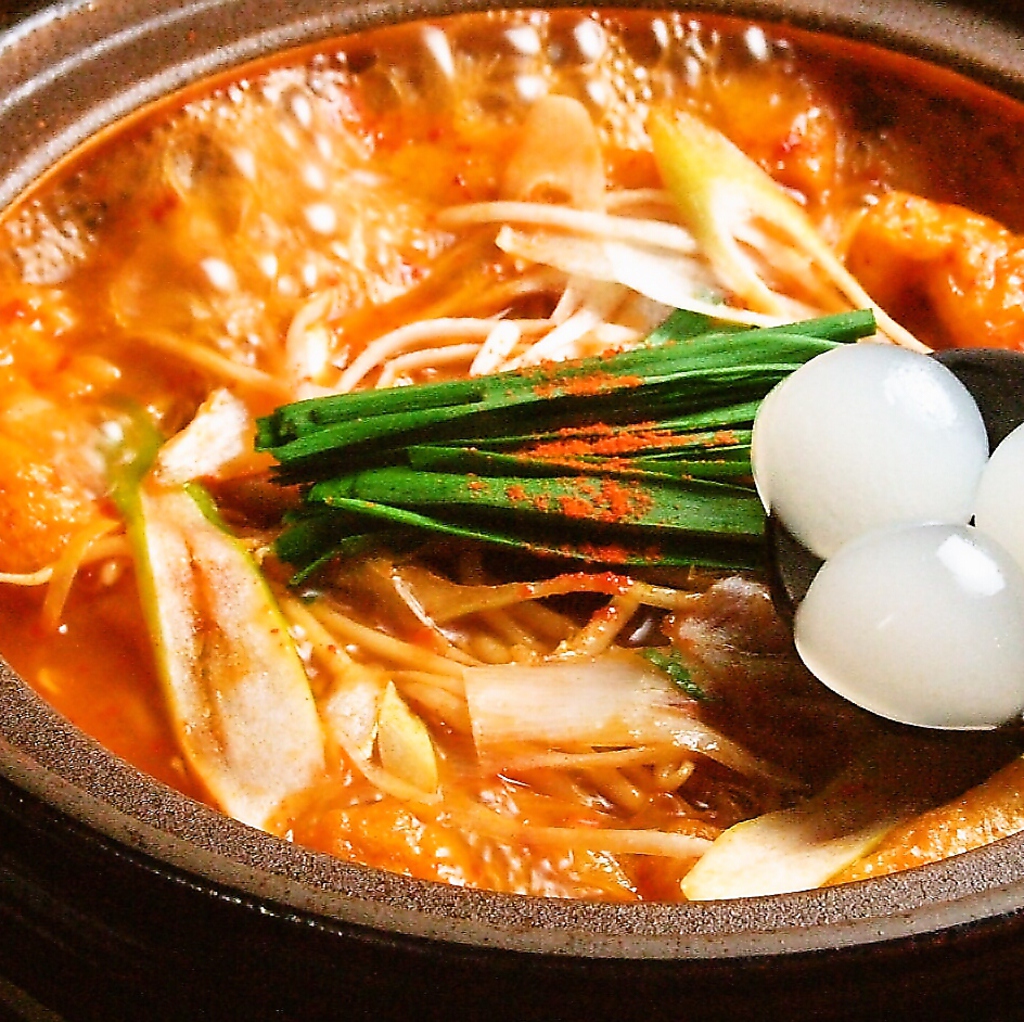 超人気！【名物赤から鍋】！名古屋味噌と唐辛子をブレンドした特製スープがやみつきに…