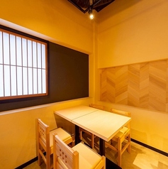 ご利用人数に合わせたテーブル席をご用意しております！お席とお席の感覚も広くとっておりますので、安心してお食事をお楽しみいただけます◎