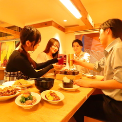 照明・内装とハイテーブルでレトロ×モダンを体感できるお席♪座り心地も良く雰囲気も○！おばんざい酒場の目玉のお席をぜひ一度ご利用ください！