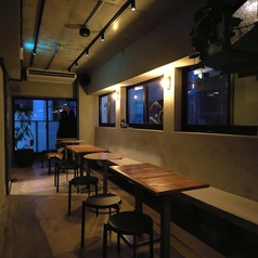 2名様掛けテーブル。落ち着いた空間でおしゃべりしながらお食事を楽しめます。