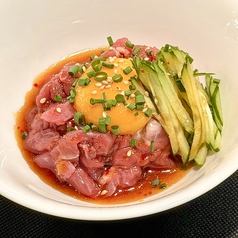 ひつじのユッケやラムの肉寿司は自慢の逸品です。の写真