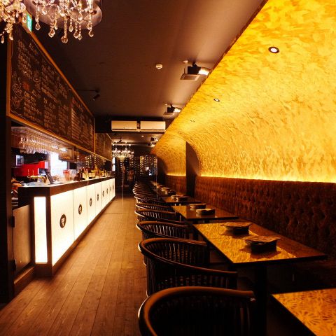 雰囲気抜群の店内でこだわりの料理をご堪能ください。