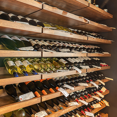 世界中のワインを100本以上取り揃えたワインセラー