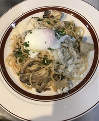 いろいろキノコの温卵クリームソース