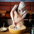 約20kg樽型の特大グラナパダーノチーズを大きな鍋にして、チーズを削り落としながらクリーミィーなリゾットに絡めて仕上げる大人気のチーズリゾット！