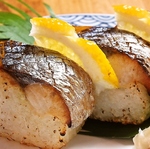高知名物「炙り鯖棒寿司」。表面はカリッと、噛むと鯖の脂が溢れ出る....！