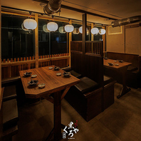 柔らかく灯る提灯が和の趣きを添える和モダンな空間