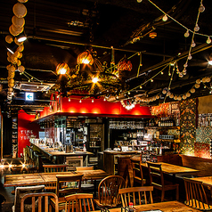 料理人の手仕事を間近で楽しめる臨場感たっぷりのカウンター席。焼き上げる音や香りまで味わえる特等席で、お一人様はもちろんデートや大人の飲み時間にも最適な人気のお席です。