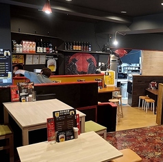 【デートやご友人と◎】店内には2名様用テーブルを3卓ご用意しています。少人数での食事や、ご夫婦・カップルでのご利用やサシ飲みなどにぴったりです。気兼ねなくゆっくりと、お食事をお楽しみいただけます。