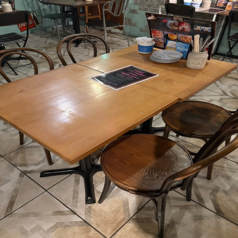 2名様~4名様でご利用いただけるテーブル席を10卓完備しております。レイアウトを自由自在に変更する事ができるため、ご利用人数によって最適なお席をご用意させていただきます。