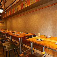 【居心地の良さを追求】ゆったり寛ぐテーブル席で楽しむ