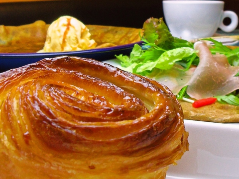 フランス、ブルターニュ地方の料理が手軽に食べられる。クイニーアマンが大人気。