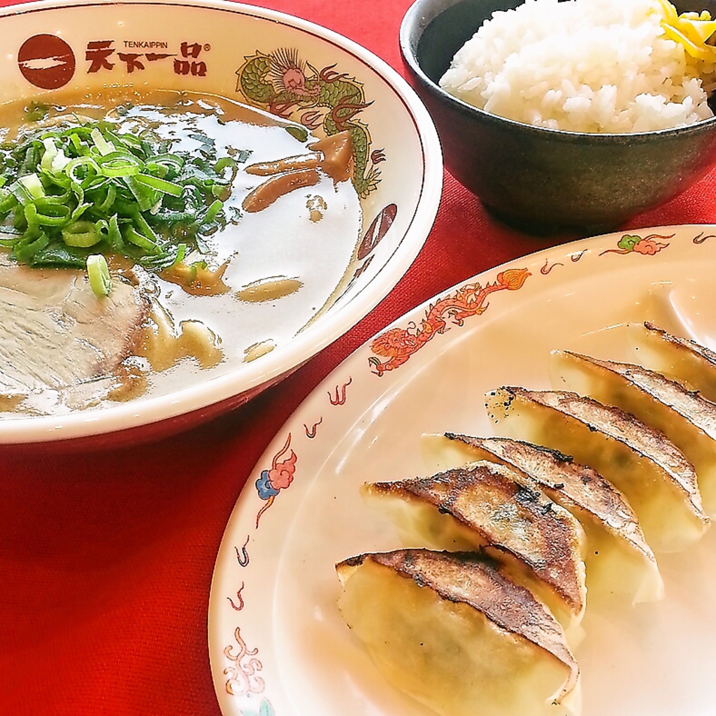 定番の『羽根つき餃子定食』は、ギョーザとライスが付いて1200円(税込)