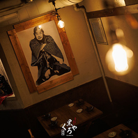 和装の人物画が印象的に飾られ凛とした風格を添える