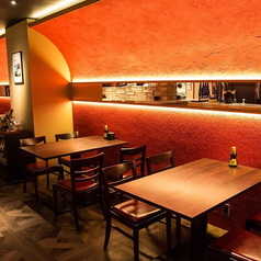 2名様用テーブル席は3卓をご用意。本場スペインのバルに居るかのような明るく陽気なムードの中でゆっくりとお食事を楽しめるスタンダードなお席です。友人同士や大切なパートナーとのお食事、デートにもおすすめ。お洒落な雰囲気の中で、スペイン産ワインを片手に、スペイン旅行気分の非日常体験を味わえること間違いなし！