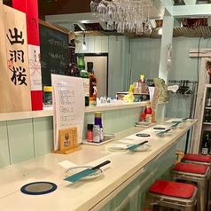 お一人様でも気兼ねなくお過ごしいただける、心地よいカウンター席です。隣の席との間隔に配慮したゆとりある配置となっており、パーソナルな空間を保ちながらリラックスして食事を楽しめます◎会社帰りにお一人でふらっと立ち寄る際や、静かにお酒を嗜みたい時にも最適です♪