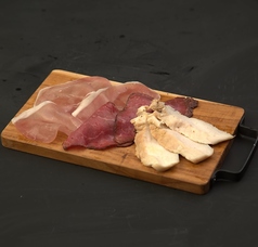 シャルキュトリー盛り合わせ【生ハム、ローストビーフ、スモークチキン】