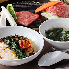 セットから丼ものまで豊富なラインナップ