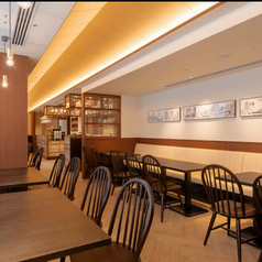 片側がソファー、片側が椅子のテーブル席をご用意。席同士の連結が可能なため、2名様の少人数利用から、複数卓をつなげた大人数での利用まで対応できます。食事会やグループ利用にも使いやすい席タイプです。