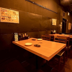 A2　会社の小人数(2名様から4名様)の飲み会に最適なテーブル席。ふかふかの椅子が大人気。混雑状況によっては2名様でご利用できない場合があります。歓送迎会・女子会・会社宴会大歓迎★
