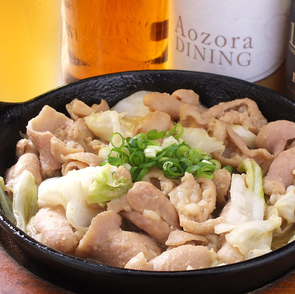 自慢の創作料理をご堪能。ホルモン炒めは暑い夏のスタミナ料理として最適です！ビールとの相性も◎