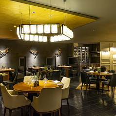 レザー、煉瓦、鉄などのマテリアルがちりばめたスタイリッシュな空間