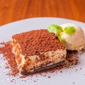 料理メニュー写真 Tiramisu and Mascarpone Orange Vanilla Gelato 自家製ティラミスとマスカルポーネオレンジジェラート