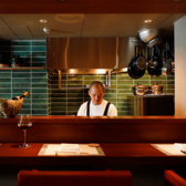 落ち着いた雰囲気の中でお食事を楽しめる広々とした席をご用意しております。カウンター席では、シェフの技を間近で感じながらお楽しみいただけます。また、テーブル席はグループでの利用にも最適で、気軽におしゃべりを楽しむことができます。貸切も可能ですので、特別なイベントやパーティーの際はぜひご相談ください。