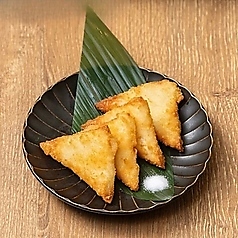 3種チーズと魚のすり身の三角揚げ