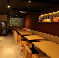 団体様にも喜ばれる、広いテーブル席