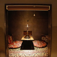 【個室・最大5名様】「ゆっくり」と会話を楽しみたい女子会に最適です。こだわり抜いた内装に囲まれながら、自慢のスイーツやシーシャと共に、誰にも邪魔されない贅沢なひとときをお愉しみください。