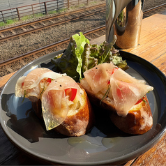 生ハムとトマトのブルスケッタ