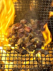 【香ばしさ抜群】豪快に炭火で焼き上げる！ジューシーな「炭火もも焼き」ニンニク味もあります◎の写真