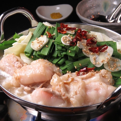 通販サイト5週連続No.1の実績★博多豚骨牛もつ鍋は絶品♪屋台風の雰囲気◎の店内で！