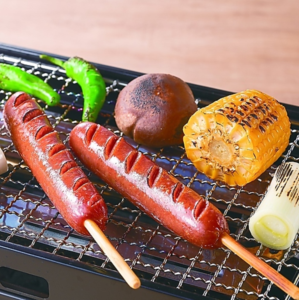 焼きとうもろこし、フランクフルト、たこ焼き、フライドポテトなどお子様にも嬉しいメニューが充実◎