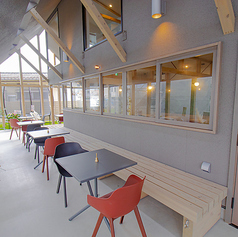 お子様連れもOK!自然光あふれるテラス席で愛犬とリフレッシュしましょう。