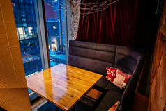 窓際の半個室席は、ほどよいプライベート感を保ちながら外の景色も楽しめる人気のお席。周囲を気にせず会話ができ、デートや少人数のご利用に最適です。落ち着いた雰囲気の中でゆったりと食事とお酒の時間をお過ごしいただけます。