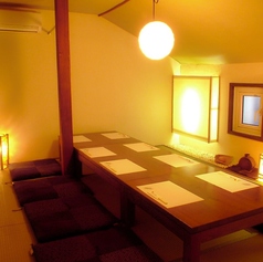 座敷個室はご家族でも宴会でもおすすめです！宴会コースや天然とらふぐ刺しコースなど、各種コース料理をご用意！周りを気にせず楽しめます。ゆったりとした空間で、美味しい料理と笑顔に包まれて過ごしましょう！※店内全席禁煙！