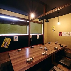 【2階掘りごたつ個室：8名様まで】木の温もり溢れる個室で、ゆっくりお食事を堪能。木の温もりに包まれる、ホッとする和の個室。8名様までの掘りごたつ席は、肩の力を抜いてじっくり語らえる開放感が魅力です。温かな灯りが演出する落ち着いた雰囲気は、各種ご宴会や合コンにも最適。心ゆくまでおくつろぎください。
