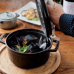 ◇豊富なアラカルト♪ムール貝のストウブ蒸しは絶品！！