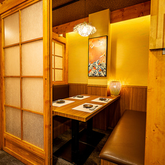 《2名様用テーブル個室席》間接照明の柔らかな光のあたる店内で思い出話や今後の展望といった会話の華を添える空間造りのお手伝いをいたします。