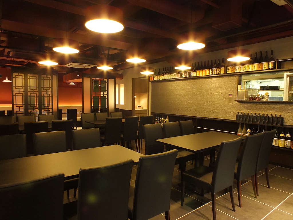 スタイリッシュで落ち着ける雰囲気の店内。