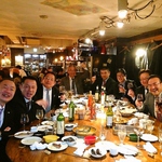 手作りの楕円形のテーブルは15名様までOK！温かみのある空間でゆっくりお寛ぎください。