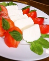 料理メニュー写真 【数量限定】トマトとモッツァレラチーズのカプレーゼ（3～４人前）