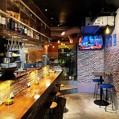 温もりある雰囲気が魅力のカウンター席。アットホームで一人でも気軽に寛げます。